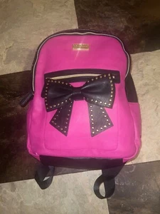 Mochila Betsy Johnson rosa y negra con lazo negro - Imagen 1 de 15