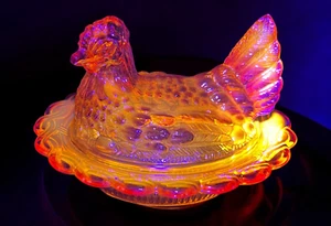 RARE Mosser Carnival Cadmium UV Reactive Glass Hen On Nest MINT! - Picture 1 of 14