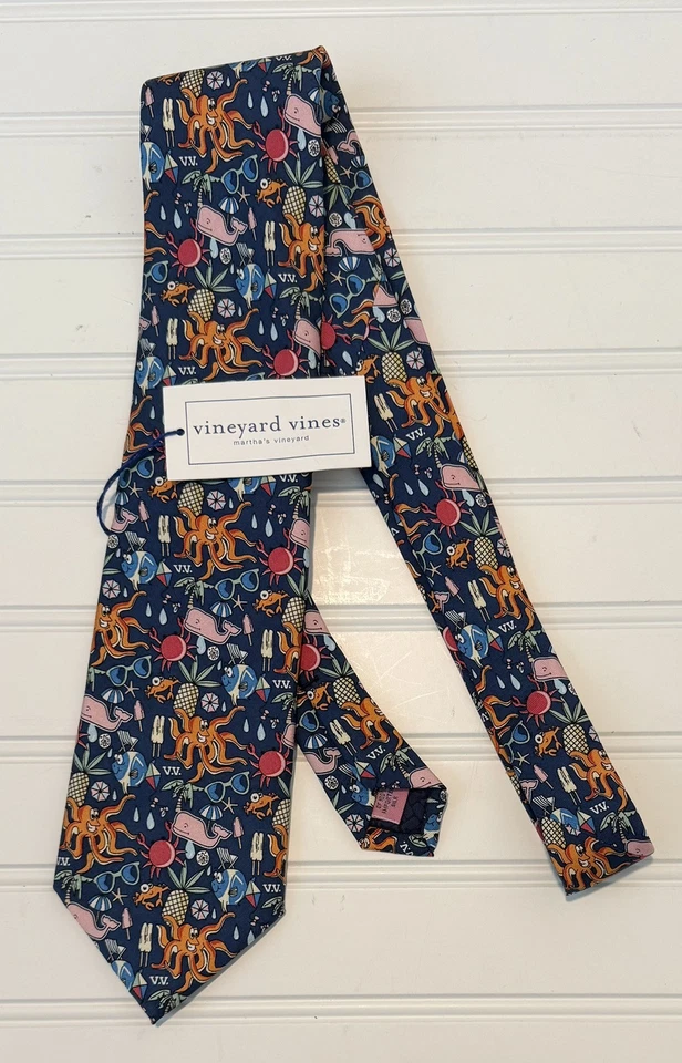 Nuevo con etiquetas Corbata Vineyard Vines Para Hombre Divertida al Sol - Azul Marino - Fiesta de Verano Foto 1 de 1