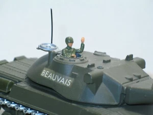 SOLIDO 1 soldat standar CHEF DE CHAR AMX 30 gros/petit téton militaire R0207 - Picture 1 of 6