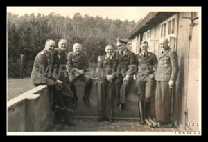 Foto, Nachl.Maj.LW. Horst Wunderlich, NOR, Offz. delante del cuartel, 5026-1202 - Imagen 1 de 2