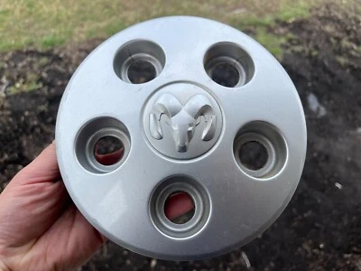 Tampa central de roda Dodge NITRO OEM acabamento prata 5KG75TRMAA 2007 2008 2009 2010 ** - Imagem 1 de 3