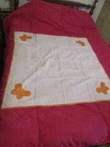 Hand Appliqued Crocheted Butterflies on Tablecloth White Cotton Orange Lace Edge - Bild 1 von 6