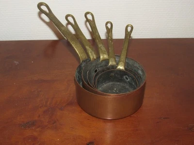 Lot de 5 casseroles en cuivre pour poupée dinette jouet - Immagine 1 di 4