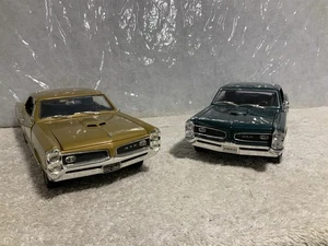 2 Pontiac 1966 1/18 - Picture 1 of 16