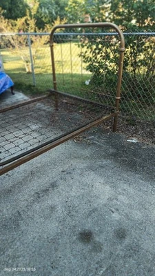 CAMA METÁLICA ANTIGUA Foto 1 de 4