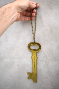 Großer Messing Schlüssel, dekorative Symbolik, ganz Messing mit Kette (CU258) Kelch Co - Bild 1 von 10