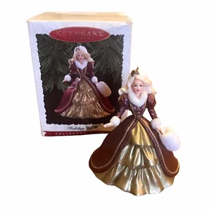 Hallmark Keepsake Ornamento Vacaciones Barbie De Colección 1996 Navidad En Caja Original - Imagen 1 de 7