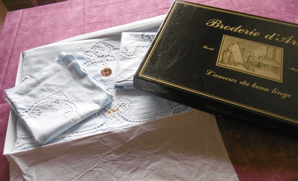 Drap + 2 taies avec BRODERIES et DENTELLE de Venise dans la boite d'origine - Photo 1/4