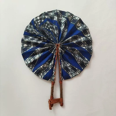 Ventilador Plegable Sensu Compra Local Tela Africana Cuero Algodón Interior Azul Foto 1 de 4