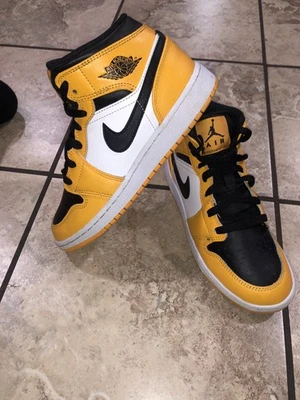 Tênis Nike Air Jordan 1 médio 554725-701 juvenil tamanho 4Y táxi amarelo preto branco - Imagem 1 de 4