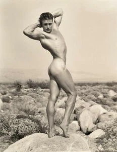 Bruce of LA Vintage Interés Gay Desnudo Hombre Posado Exterior - Impresión Artística 17" x 22" - Imagen 1 de 1