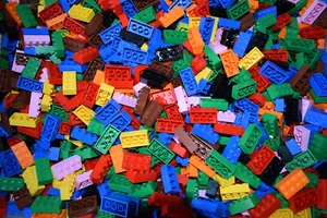 LEGO Bricks 2x4 x 100 pcs - Mixed Colours- part.3001 - City,Friends,Star Wars - Picture 1 of 4