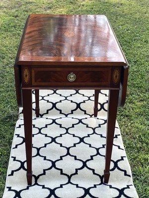 Vintage Hekman Mahogany Banded Satinwood Inlay Drop Leaf Pembroke Side End Table - Image 1 of 4