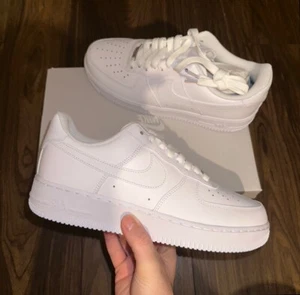Nike Air Force 1 Low '07 bianche - taglia UK 8 nuove - CONSEGNA GRATUITA UK IL GIORNO SUCCESSIVO! - Foto 1 di 5