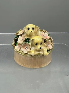 Emaille bemalte Metall Schmuckschatulle zwei Laborkelpen im Blumenkorb - Bild 1 von 6