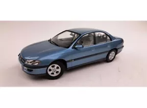 Opel Omega B - polar blue metallic - 1996 Triple9 1800431 Modellauto 1:18 Neu - Bild 1 von 2
