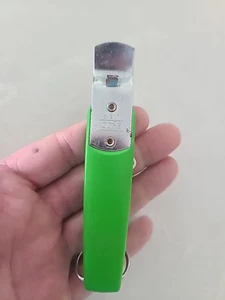Abridor de latas/botellas/sacacorchos con mango verde Ekco de colección como el de las madres - Imagen 1 de 3