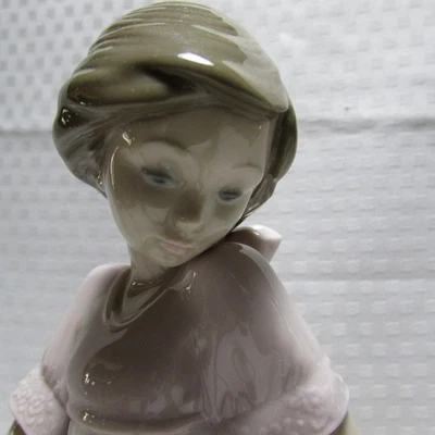 1991 LLADRO NAO PORCELAIN 1155 TO LIGHT A WAY GIRL WITH CANDLE FIGURINE 10" - Image 1 of 4