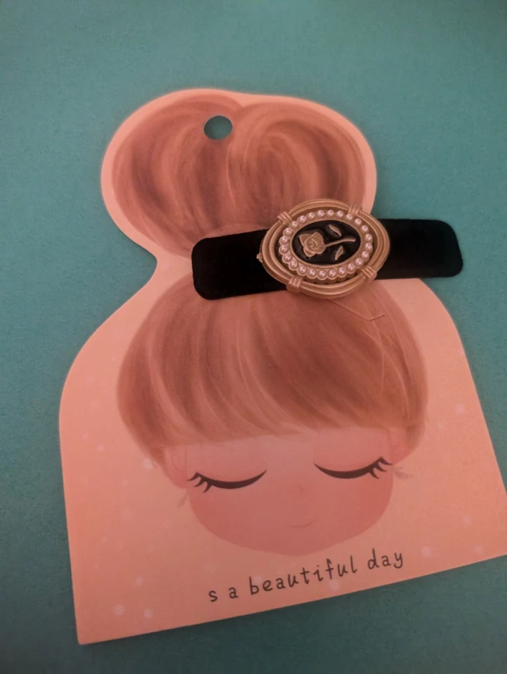 Adorable Black And Gold Hair Clip Plus Free Gift With Purchase 🎁💕 - Image 1 of 1