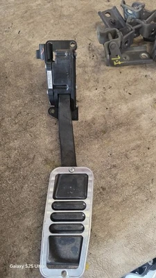 2005-2009 Ford Mustang GT Accelerator Pedal Assembly OEM 8R3A-9F836-BA - Image 1 of 4