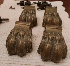 4 tappi gambe tavolo antichi ottone artiglio leone piedi mobili Phyfe con ruote GRANDI - Foto 1 di 15