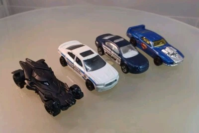 Lote Hot Wheels Batman vs Superman (Batmobile. Rivited, Dodge Charger, Fusion) Foto 1 de 4