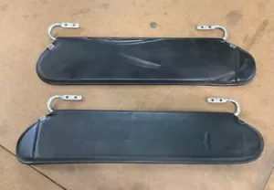 Jeep CJ/YJ Scrambler Wrangler 1972-1995 OEM usado parasoles negros con tornillos - Imagen 1 de 3