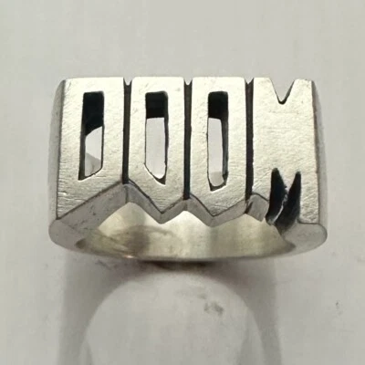 ANILLO DOOM PLATA ESTERLINA MJG.   23 GRAMOS. BIKER. GUITARRISTA Foto 1 de 4