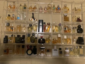Acryl- Setzkasten mit liebevoll gesammelten Parfum Miniaturfläschchen der 80 er - Bild 1 von 1