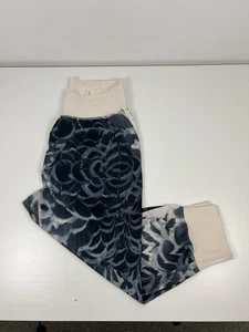Lululemon Dance To Yoga Pant Women Sz 8 Pretty Plume Angel Wing Black W5I93S EUC - Picture 1 of 8