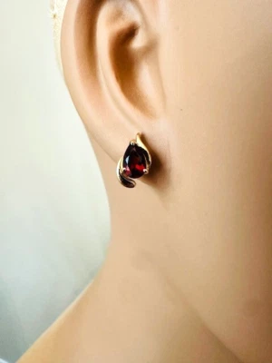 Hermosos aretes Estate de oro amarillo de 14 quilates en forma de pera de rodolita granate 2,4 g Foto 1 de 4