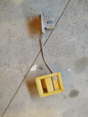 Manija de puerta, cerradura y pestillo de excavadora CAT 349 montaje Caterpillar  Foto 1 de 4