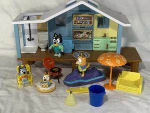 Bluey Ultimate Beach Cabin Spielset Jetski Surfen BBQ Figuren x 4 Zubehör - Bild 1 von 9
