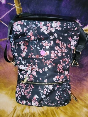 Bolsa tiracolo Bass microfibra padrão floral - Imagem 1 de 4