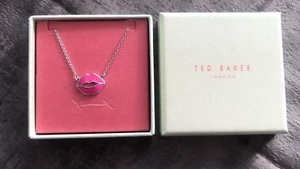 Ted Baker Kiss Hot Pink Lippen Anhänger Halskette Silberfarben - Bild 1 von 3