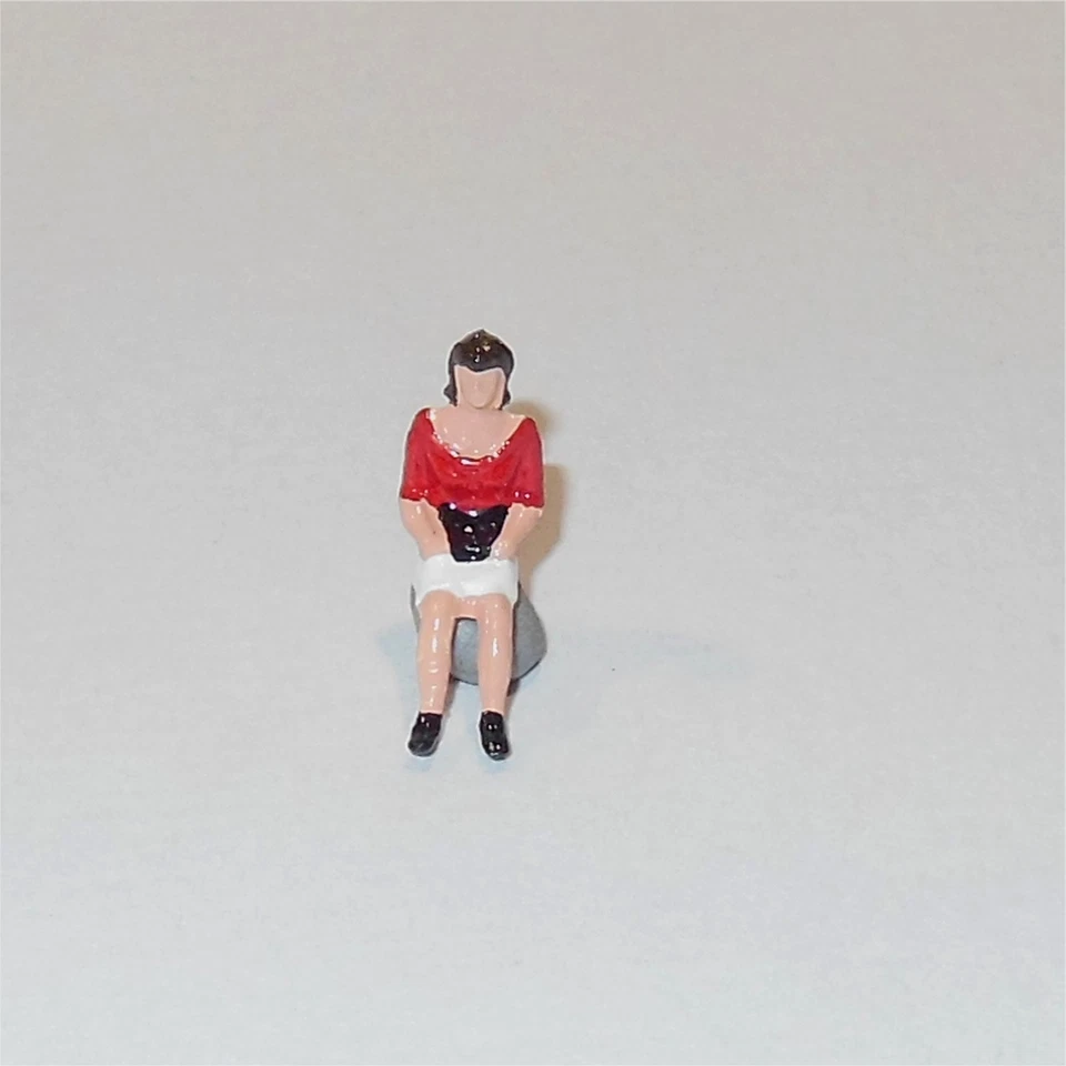 Dinky Toys 152 Rolls Royce Phantom V Painted Female Passenger Figure - Image 1 of 4