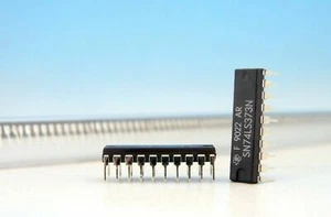 5 chiusure trasparenti ottali originali SN74LS373N T.Instruments tipo D IC 74LS373 - Foto 1 di 1