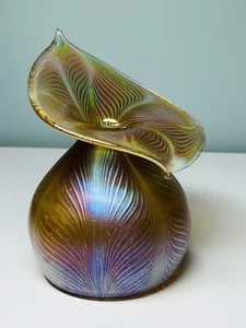 Igor Müller Kunstglas Bube in der Kanzel gezogen Pfauenfeder irisierende Vase - Bild 1 von 7