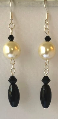 Nuevos pendientes de perlas de imitación blancas cremosas y cuentas negras de 2,75" Foto 1 de 2