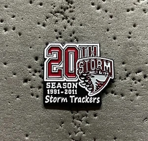 Prendedor de hockey Guelph Storm temporada 20 1991-2011 Storm Trackers OHL - Imagen 1 de 2