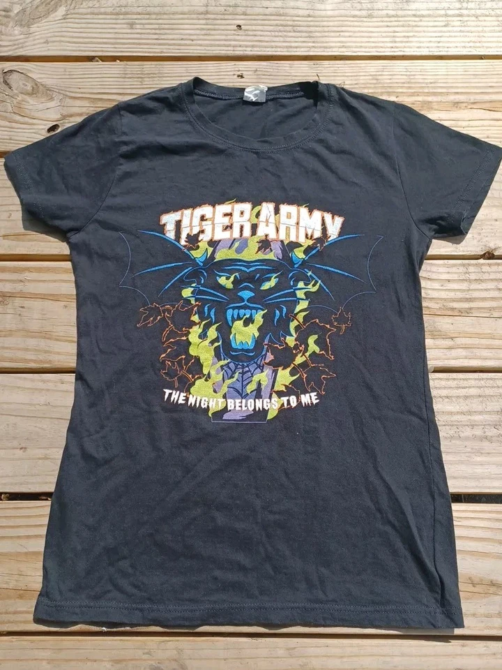 Camisa Tiger Army Para Mujer Camisa Manga Corta "La Noche Me Perece" Talla M/L  Foto 1 de 4