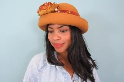 Talla: 7 LILY J Naranja VINTAGE Cloche Sombrero Detalle Flor Mujer Foto 1 de 4