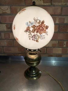 Vintage Art Deco Stil Messing Petroleum Tischlampe weiß Glas floral Kugelschirm - Bild 1 von 12