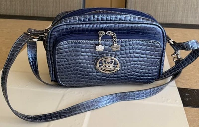 De colección. BOLSO BANDOLERA KATHY VAN ZEELAND CHAROL AZUL CON LOGO Foto 1 de 4