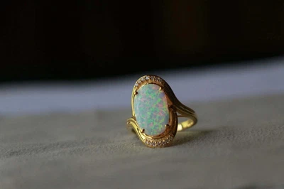 Anillo de compromiso solitario de diamantes de ópalo de fuego de corte ovalado de 2,20 quilates de oro amarillo de 14 quilates Foto 1 de 4