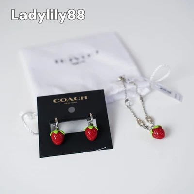 Nuevo con etiquetas Juego de pendientes Coach Strawberry Huggie y pulsera con dije de fresa Foto 1 de 4