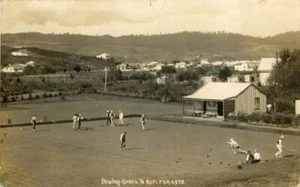 REAL PHOTOGRAPHIC POSTCARD OF THE BOWLING GREEN, TE KUITI, NEW ZEALAND - Picture 1 of 2