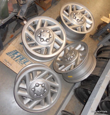 Nuevo de Lote Antiguo Mopar 1991-1993 Dodge Dakota RUEDAS 15" PINTADAS DE FÁBRICA con centros 4284987 Foto 1 de 3
