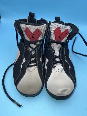 Tênis Jordan True Flight estilo de vida preto/vermelho/cinza tamanho 2,5Y (343796-060) - Imagem 1 de 4